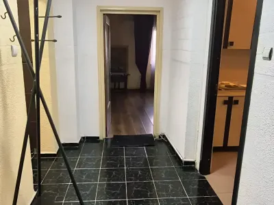 hol cu pereti albi vanzare cumparare apartament Sector 5 București